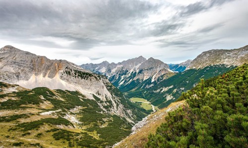 View of the Karwendel valley with Raffelspitze and Hochkarspitze