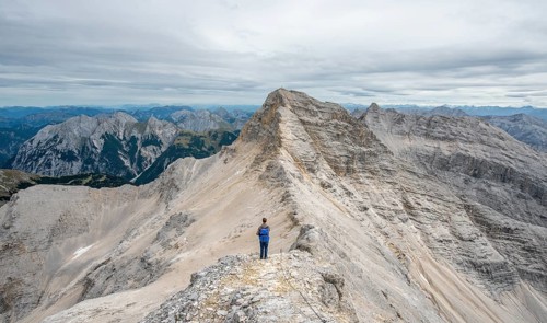 Mountaineer on the ridge of the Oedkarspitzen