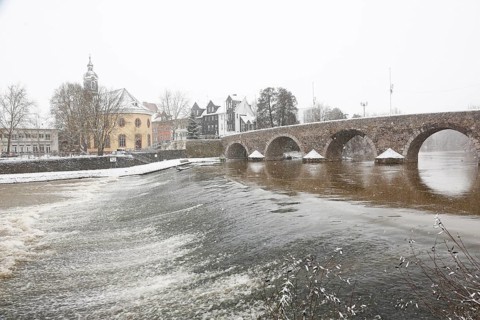 Weir at the old Lahn bridge during snowfall