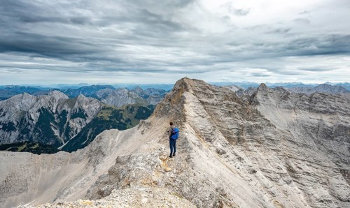 Mountaineer on the ridge of the Oedkarspitzen
