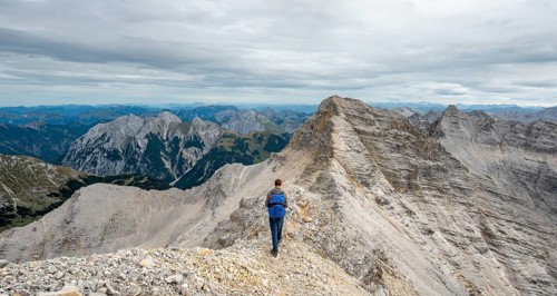Mountaineer on the ridge of the Oedkarspitzen