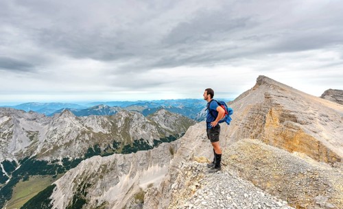 Hikers on the ridge of the Oedkar peaks