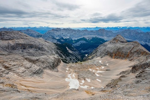 View into the Isar valley to the Gleirsch-Halltal chain with the Jaegerkarspitze