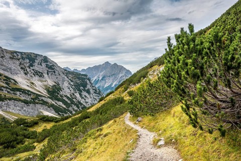 Hiking trail with views of the mountain peaks Vogelkarspitze and Hintere Schlichtenkarspitze