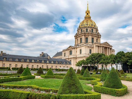 Park in front of the Cathedral of the Invalides