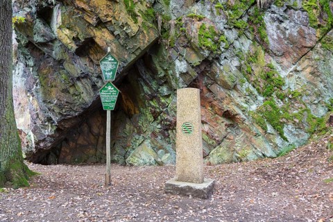 Stele and shield at the centre of Saxony