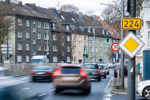 Evening rush hour traffic in the low emission zone on the B 224 Alfredstrasse in Essen Ruettenscheid