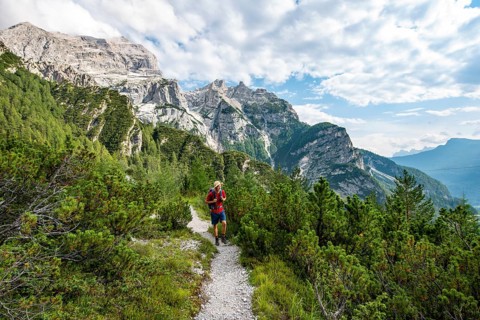Hikers on the ascent to the Rifugio San Marco
