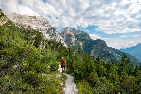 Hikers on the ascent to the Rifugio San Marco