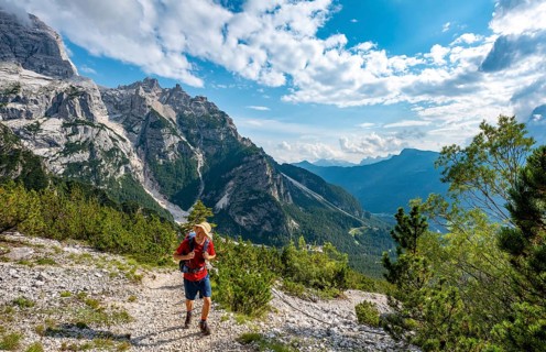Hikers on the ascent to the Rifugio San Marco