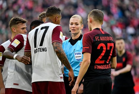 Referee Bibiana stone house in the middle of Jerome Boateng