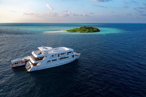 Diving safari boat Keana with diving dhoni off uninhabited excursion island