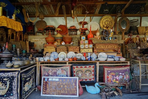 Souvenir shop in the covered stairway to the In-Dein Pagoda Forest