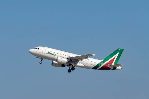 Alitalia's Airbus A319 takes off from Zurich Airport