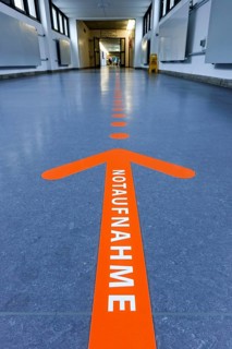 Guide to the emergency room on the floor of the hospital