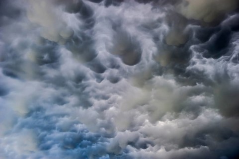 Mammatus clouds