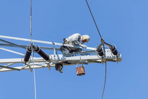Painter on high voltage pylon