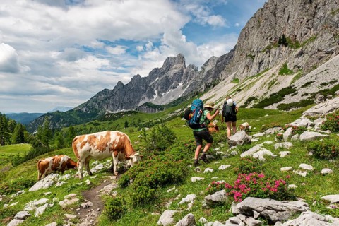 Two hikers on a hiking trail from the Adamekhuette to the Hofpuerglhuette