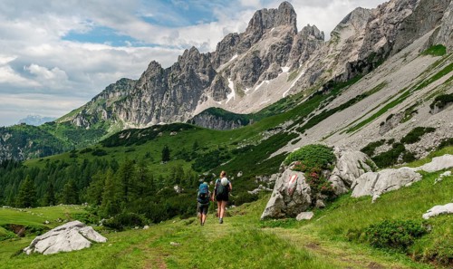 Two hikers on a marked hiking trail from the Adamekhuette to the Hofpuerglhuette