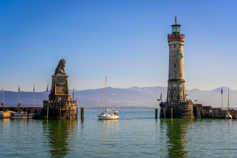New Lindau lighthouse and Bavarian lion at the harbour entrance
