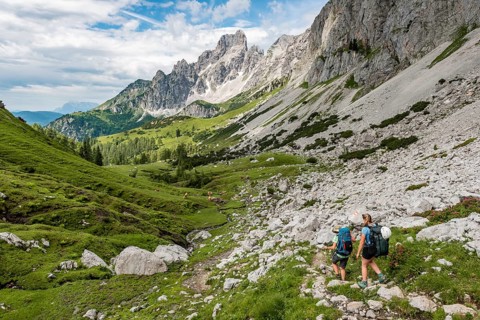 Two hikers on a marked hiking trail from the Adamekhuette to the Hofpuerglhuette