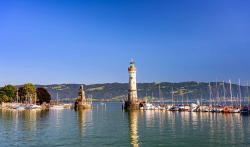 New Lindau lighthouse and Bavarian lion at the harbour entrance