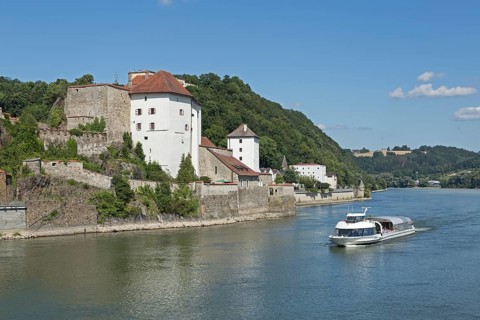 Veste Niederhaus with excursion boat on the Danube