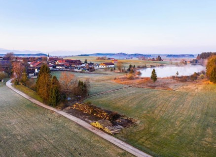 Aufhofener Weiher with the village of Aufhofen