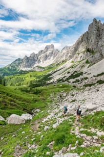 Two hikers on a marked hiking trail from the Adamekhuette to the Hofpuerglhuette