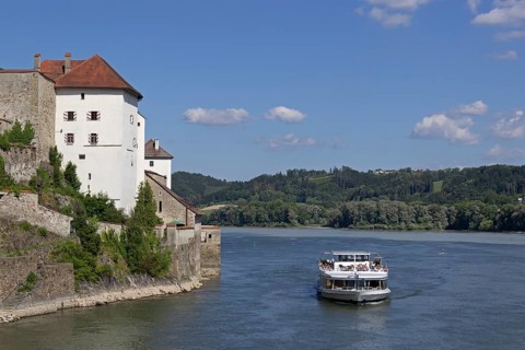 Veste Niederhaus with excursion boat on the Danube