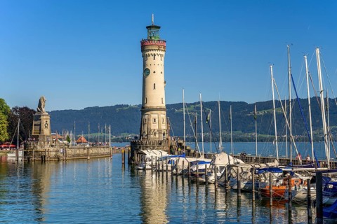 New Lindau lighthouse and Bavarian lion at the harbour entrance