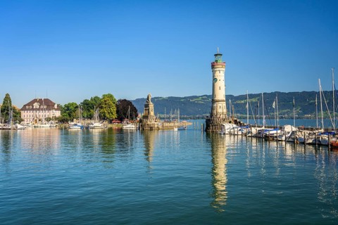 New Lindau lighthouse and Bavarian lion at the harbour entrance