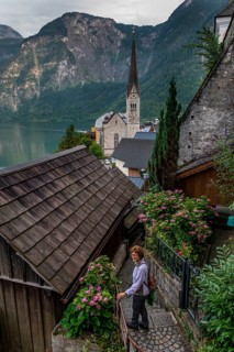 Tourist in einger Gasse, Hallstatt with church