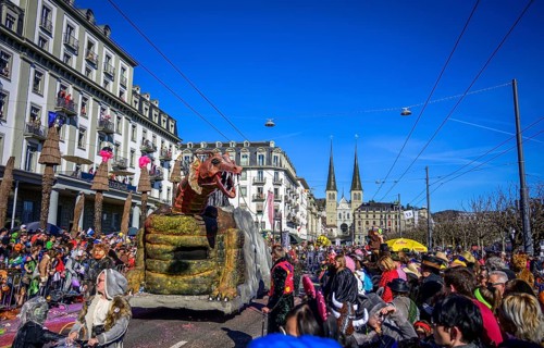 Dragon figure on motive wagon, carnival procession of the Wey guild on Rosenmontag