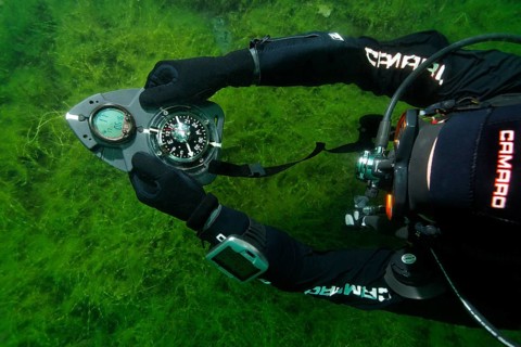 Divers in dry suits orientate themselves with compass in waters with poor visibility, Echinger Weiher