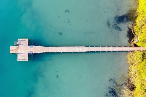 Bathing jetty in Woerthsee from above, near Inning