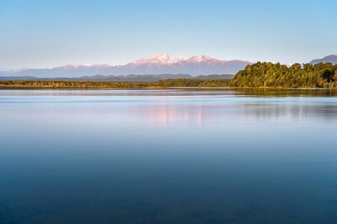 Lagoon of Quinlin Creek, in the back New Zealand Alps