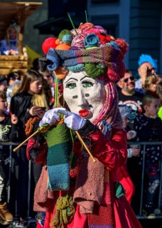 Masked person, knitting woman