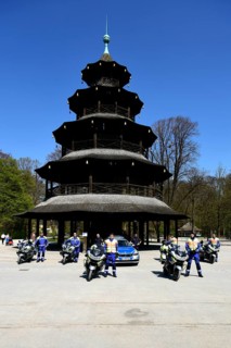 Group photo Munich police in front of the Chinese Tower, Corona crisis