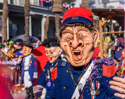 Disguised person with badge, Carnival procession of the Wey Guild on Rosenmontag
