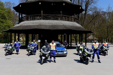 Group photo Munich police in front of the Chinese Tower, Corona crisis