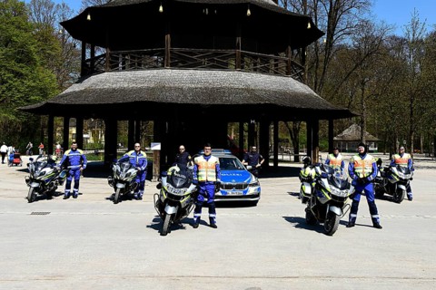Group photo Munich police in front of the Chinese Tower, Corona crisis