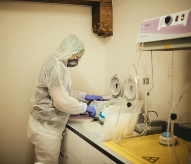 In the dermatological practice Dr. Seifert an apparatus for the detection of fungal diseases was converted for corona tests, Gmund