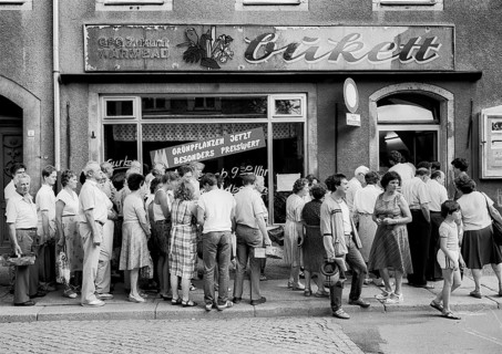 Days in front of the monetary union, long queue in front of a shop of the horticultural cooperative