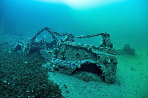 Wrecked car in Thau lagoon