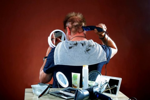 Man cutting his hair