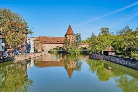 View of the Fronveste and the Schalyerturm and the Kettensteg with the Pegnitz river