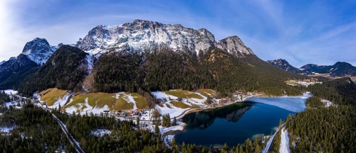 Hintersee with mountain peaks Muehlsturzhorn and Reiteralpe