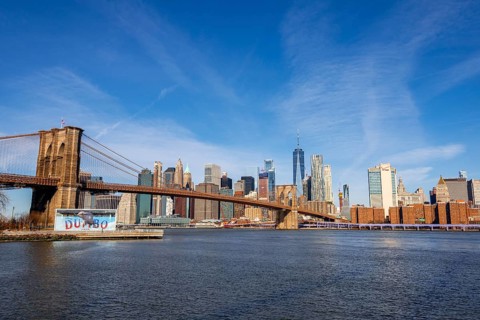 View from Main Street Park over the East River to the skyline of Lower Manhattan with Brooklyn Bridge