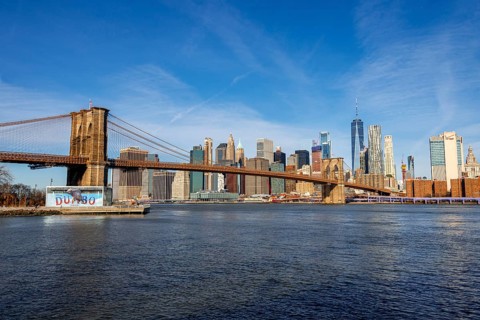 View from Main Street Park over the East River to the skyline of Lower Manhattan with Brooklyn Bridge